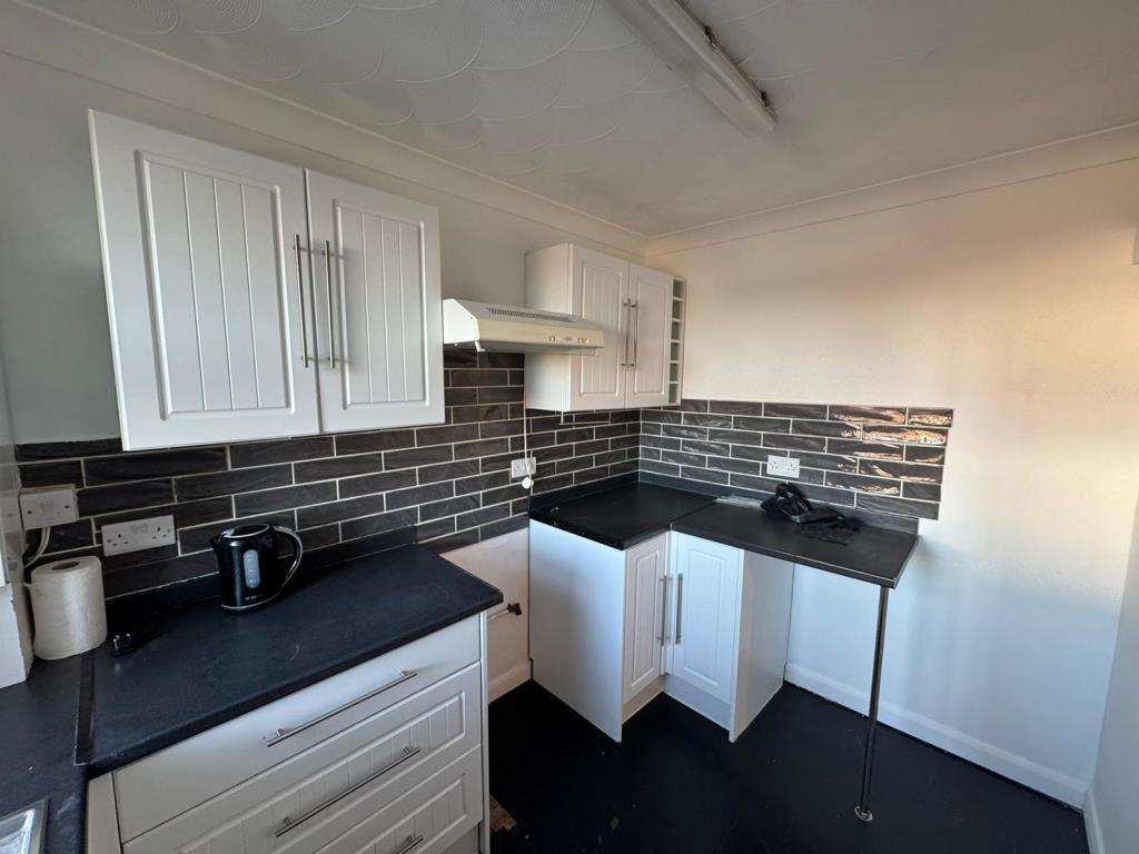 Lot: 83 - TWO-BEDROOM FLAT WITH SEA VIEWS, GARDEN AND CAR PARKING FOR INVESTMENT OR OCCUPATION - Kitchen